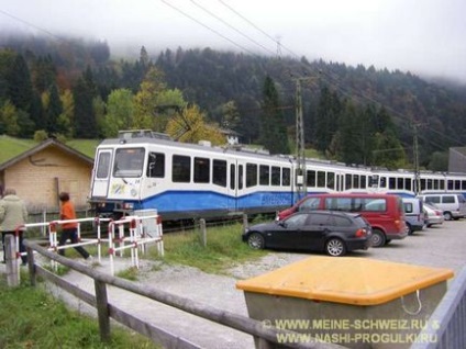 Alpii bavarezi se plimbă cu vedere spre zugspitze