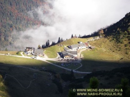 Alpii bavarezi se plimbă cu vedere spre zugspitze