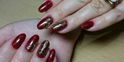Design de unghii rosu cu manichiura de lux de aur (fotografie)