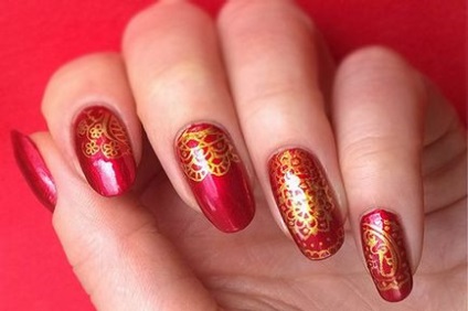 Design de unghii rosu cu manichiura de lux de aur (fotografie)