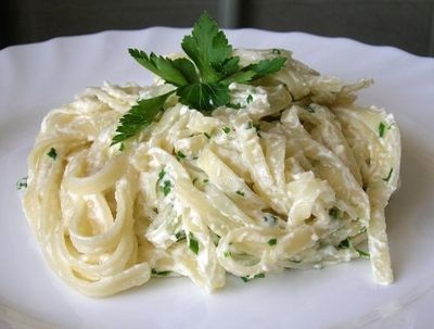 Fettuccine cu pui și ciuperci în rețete de sos cremoasă cu fotografie