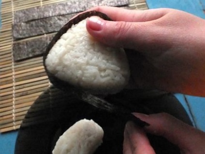 Főzés onigiri klasszikus háromszög alakú, a támogatás speciális formák - bento doboz