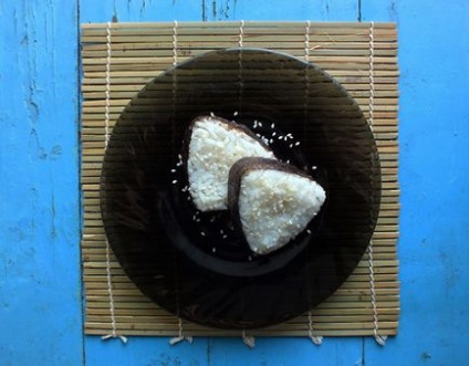 Főzés onigiri klasszikus háromszög alakú, a támogatás speciális formák - bento doboz