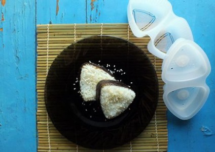 Főzés onigiri klasszikus háromszög alakú, a támogatás speciális formák - bento doboz