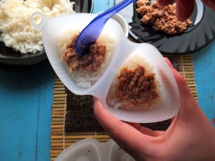 Főzés onigiri klasszikus háromszög alakú, a támogatás speciális formák - bento doboz