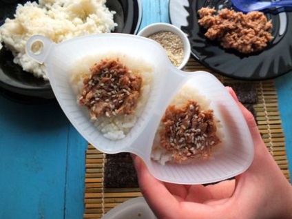 Főzés onigiri klasszikus háromszög alakú, a támogatás speciális formák - bento doboz