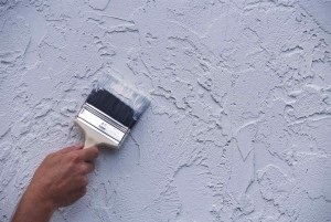 Грунтовка стін перед наклеюванням шпалер своїми руками інструкція, фото і відео