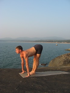 Exerciții de yoga surya namaskar