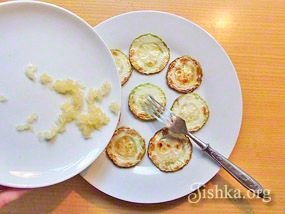 Fried dovlecel cu usturoi și verdeață - rețete cu fotografie