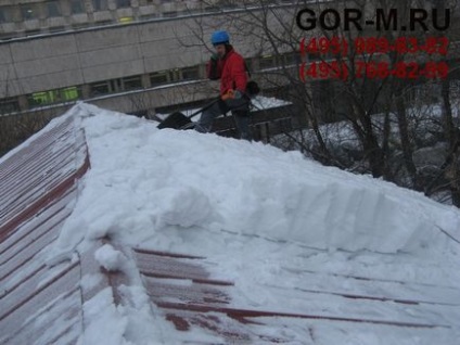 Cum să înlăturați în siguranță gheața din acoperiș, compania munților