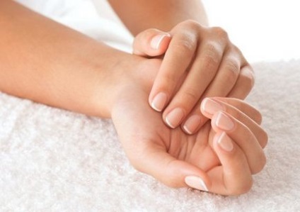 Як швидко вилікувати суху потріскану шкіру рук, секрети краси і здоров'я жінки