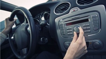 Cum să fixați radioul mașinii de la furt