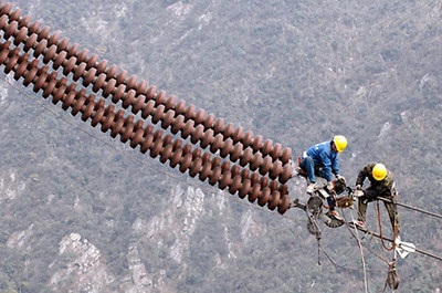 Cum se determină tensiunea liniei electrice cu numărul de izolatoare