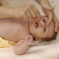 Як почистити ніс немовляті лікування нежиті