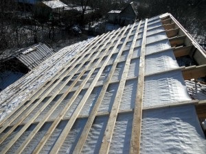 Cum să acoperiți în mod corespunzător acoperișul cu sfaturi de acoperire metalică și video util