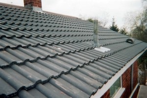 Cum să acoperiți în mod corespunzător acoperișul cu sfaturi de acoperire metalică și video util