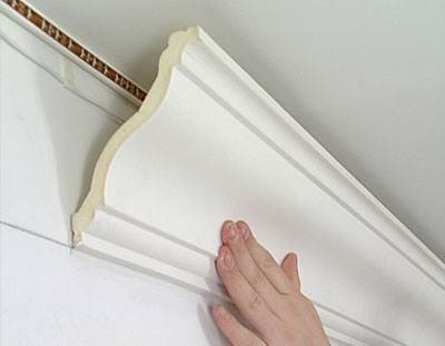 Modul de lipire a plăcilor de plafon conține autocolante pe tavan, pe tapet, pe colțuri, pe pereți neuniformi