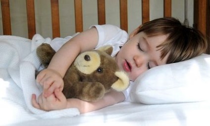 Cum să înveți un bebeluș să doarmă în patul lor într-un timp scurt