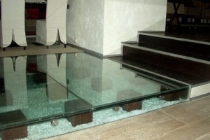 Cum să instalați corespunzător podeaua de sticlă în cameră