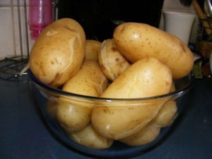Cum se fierbe cartofii într-o uniformă ca într-o cratiță, un multivarchet și un cuptor cu microunde