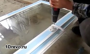 Cum să introduceți ferestrele din plastic într-o facilitate de instalare a casei din lemn