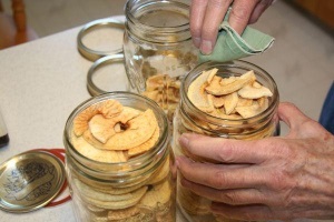 Як зберігати сушені яблука в домашніх умовах правильно