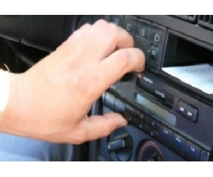 Cum să protejați stereo-ul mașinii de furt