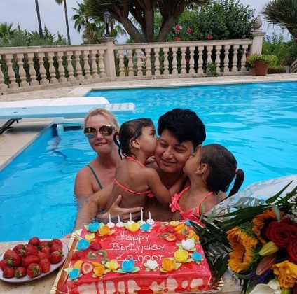 Kamalia a atins sotul ei cu o zi de naștere fericită și a arătat copii, femei