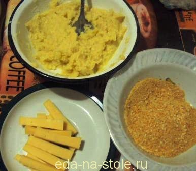 Картопляні палички з сиром, їжа на столі