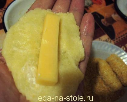 Băuturi de cartofi cu brânză, masă pe masă
