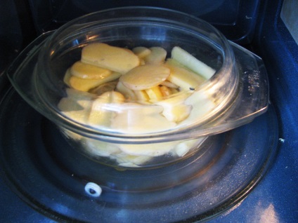 Cartofi cu dovlecei și ardei în cuptorul cu microunde