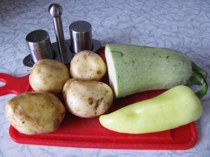 A burgonya és a paprika cukkini, főtt mikrohullámú sütő (paprika) A burgonya és a paprika cukkini, főtt mikrohullámú sütők