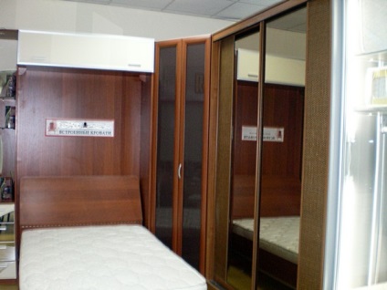 A szoba egy tipikus egyszobás lakás, vajon szekrény, gyártás és egyedi tervezésű bútorok