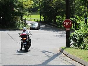 Kislány, nagy motorkerékpár mésalliance nem! Ő - moto (motorkerékpár) Kislány, nagy motorkerékpár mésalliance nem! Ő - moto