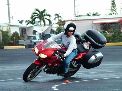 Fetiță, o motocicletă mare mezalians nu! Ea - moto