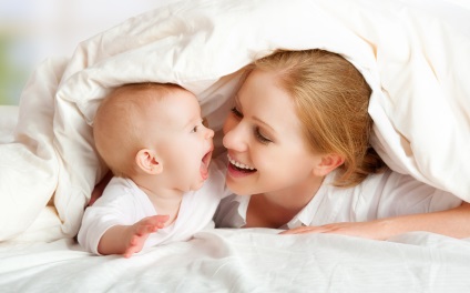 Mamă-terapie ca un copil tratează dragoste părintească