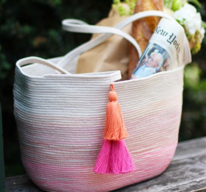 Майстриня пошила білизняний мотузок кольоровими нитками, щоб зробити практичну і красиву сумку