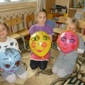 Maestru de clasă în a face papusi matryoshka dintr-un balon în tehnica papier-mache pentru lecții