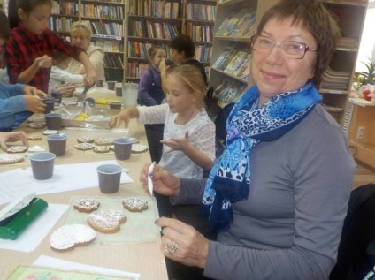 Master - osztály festés és díszítő mézeskalács - TANÁCS nő ült n-Pokrovkában