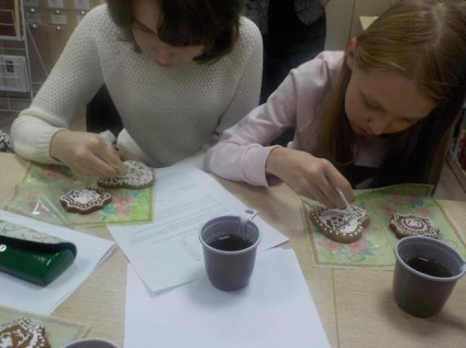 Master - osztály festés és díszítő mézeskalács - TANÁCS nő ült n-Pokrovkában