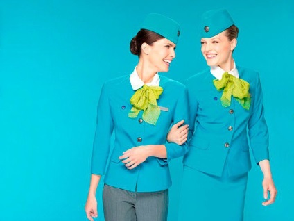 Modă la înălțimea stilului de îmbrăcăminte al stewardesilor ruși