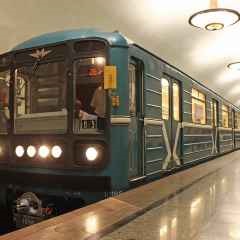Москва, новини, на станції метро - перово - чоловік стрибнув між вагонами поїзда