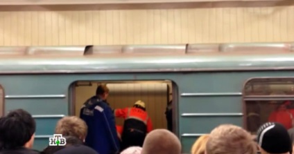 Moscova, știri care au căzut pe șine în metrou femeie a încercat să se sinucidă