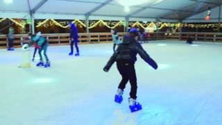 Utunk a boltba, és a gyerekek ott játszanak számítógépes játék okos gyerek