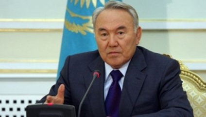 Назарбаєв доручив звільняти працівників, які спеціально відповідають російськомовним казахською