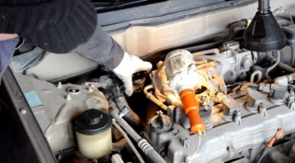 Nissan Almera csere a motor olaj (a motor) Nissan Almera csere motorolaj