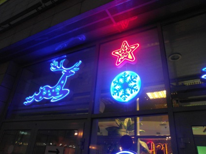 Новорічне світлове оформлення фасаду будівлі, магазину, супермаркету