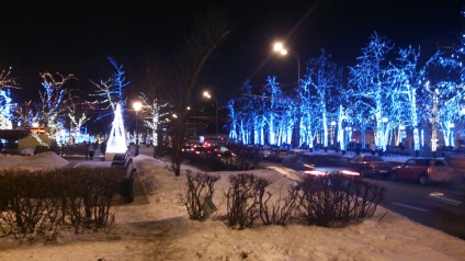 Anul Nou de decorare ușoară a fațadei clădirii, magazin, supermarket