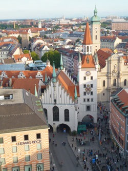 Într-o zi la München, partener de reviste