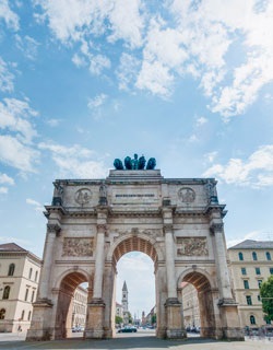 Într-o zi la München, partener de reviste